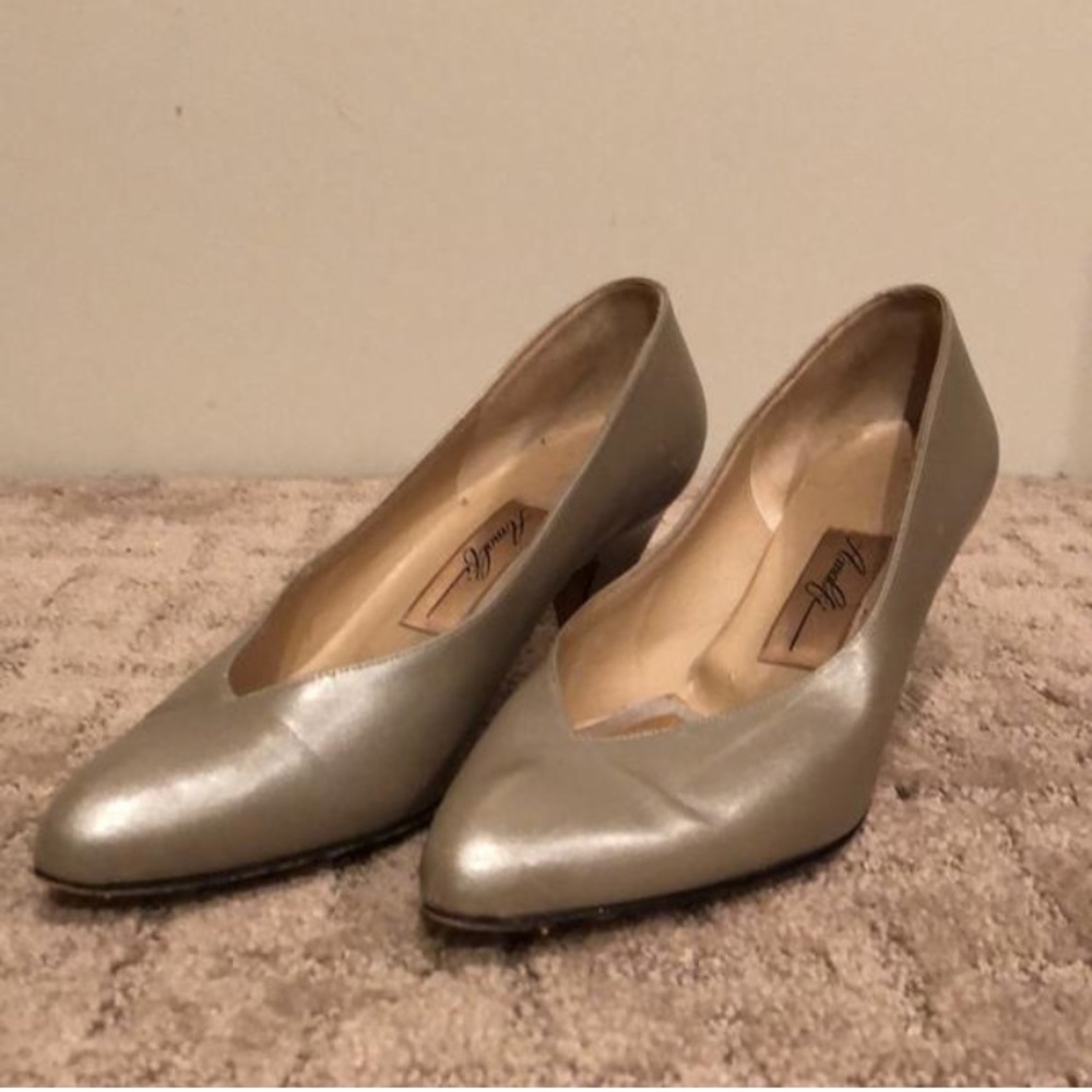 VINTAGE Amalfi gold pumps
